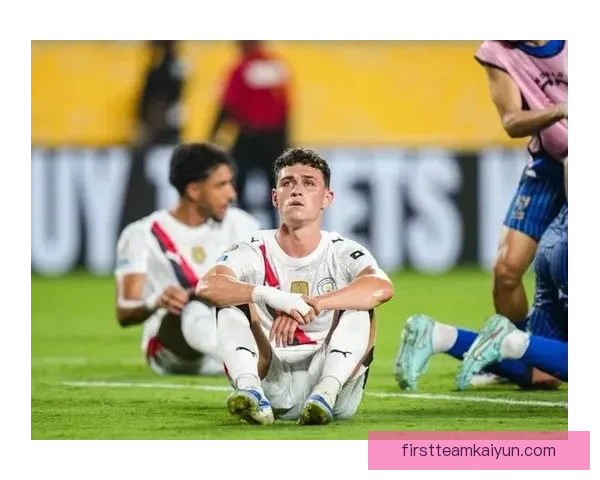 斯通斯在防守端的表现稳健，成为球队后防线的重要支柱